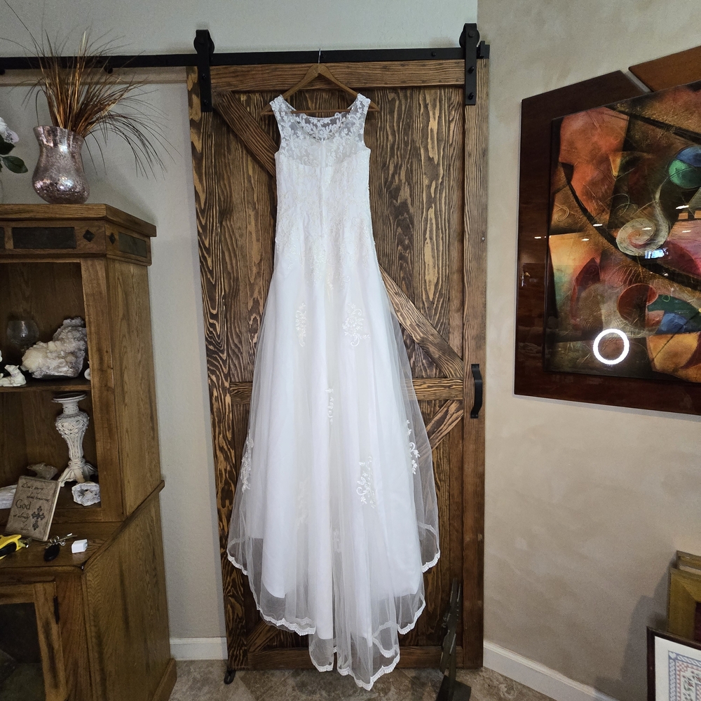 NWOT Elegant White Wedding Gown With Floral Lace Bodice Tulle Overlay Size 2 - Picture 2 of 13